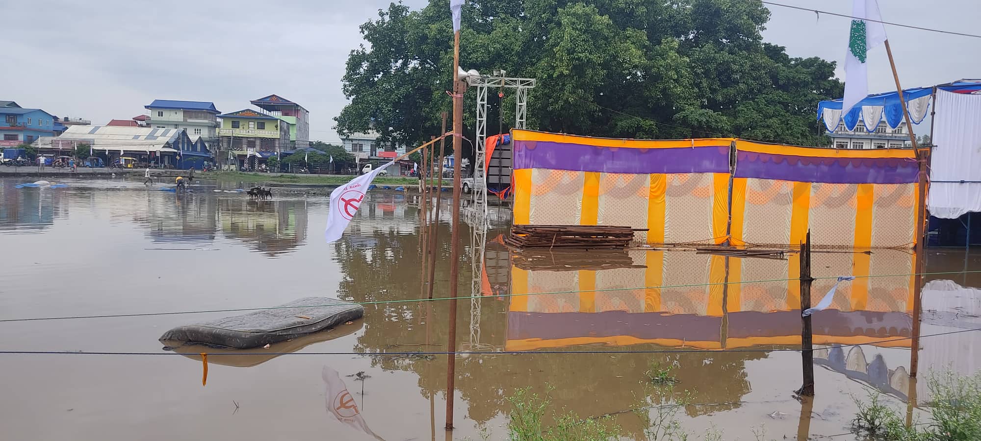 भरतपुरमा गठबन्धनकाे आमसभास्थल डुब्याे, भ्याकुम लाएर पानी निकालिँदै (तस्वीरहरू)